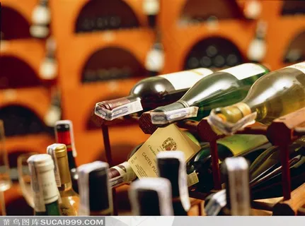 红酒架上的红酒 红酒架上的红酒