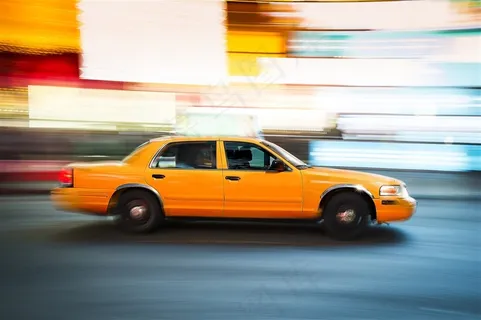 黄色计程车系列之一部正在快速行驶的黄色计程车