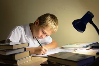 台灯下看书学习的小男孩高清图片