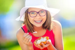 开朗牙套女生图片