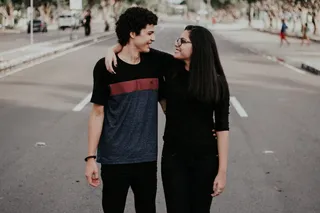 浪漫情侣勾肩搭背图片