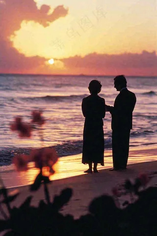 落日海边沙滩情侣散步，爱情520情人节婚纱照