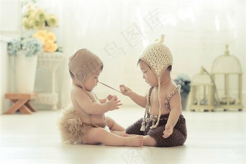 坐在地上玩耍的宝宝们