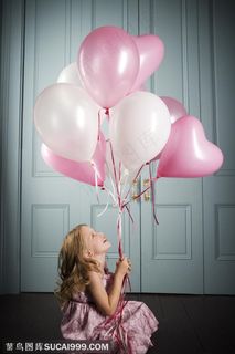儿童艺术摄影广告素材 看着粉色气球的可爱外国卷发女孩 儿童艺术摄影广告素材 看着粉色气球的可爱外国卷发女孩