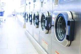 洗衣机房里整齐排列的洗衣机