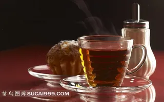 热茶点心与盐瓶图片素材