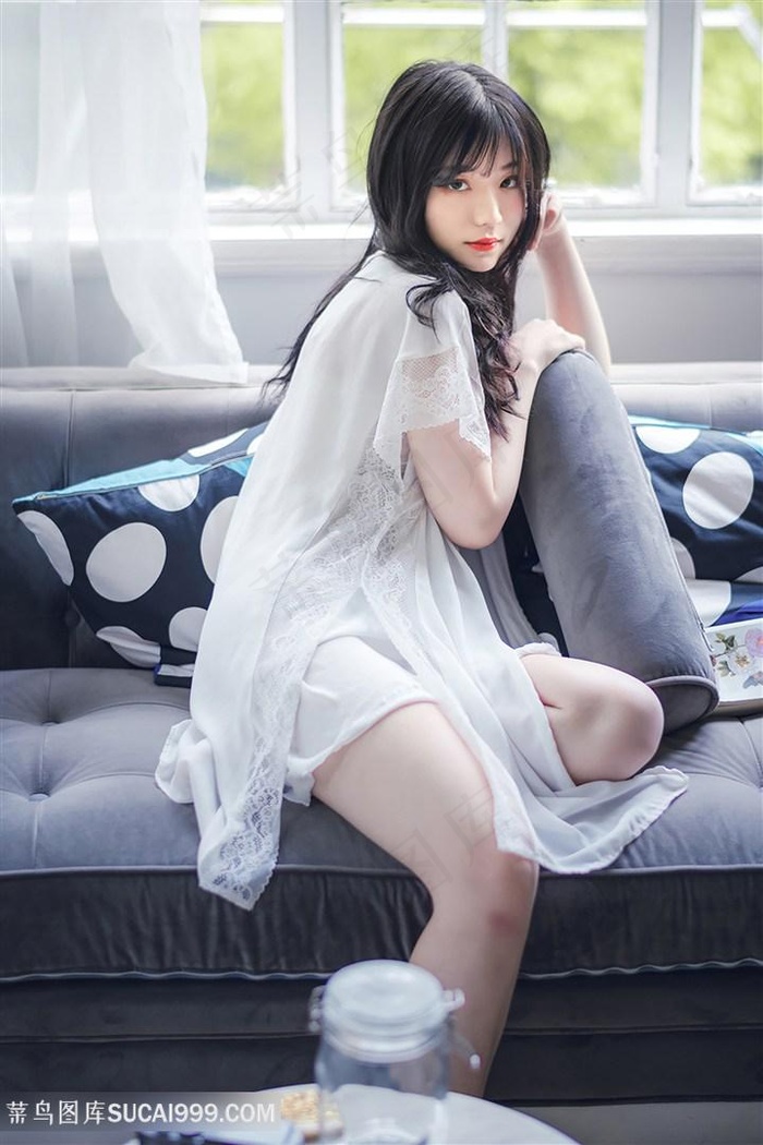 坐在沙发上的高清美女摄影写真
