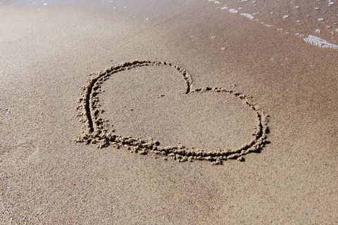 海滩沙滩爱心图片