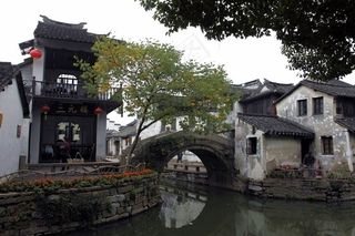 水道两边的民房和水上桥梁