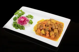 咖喱牛肉餐饮快餐盖浇饭产品成品高清大图黑底长盘