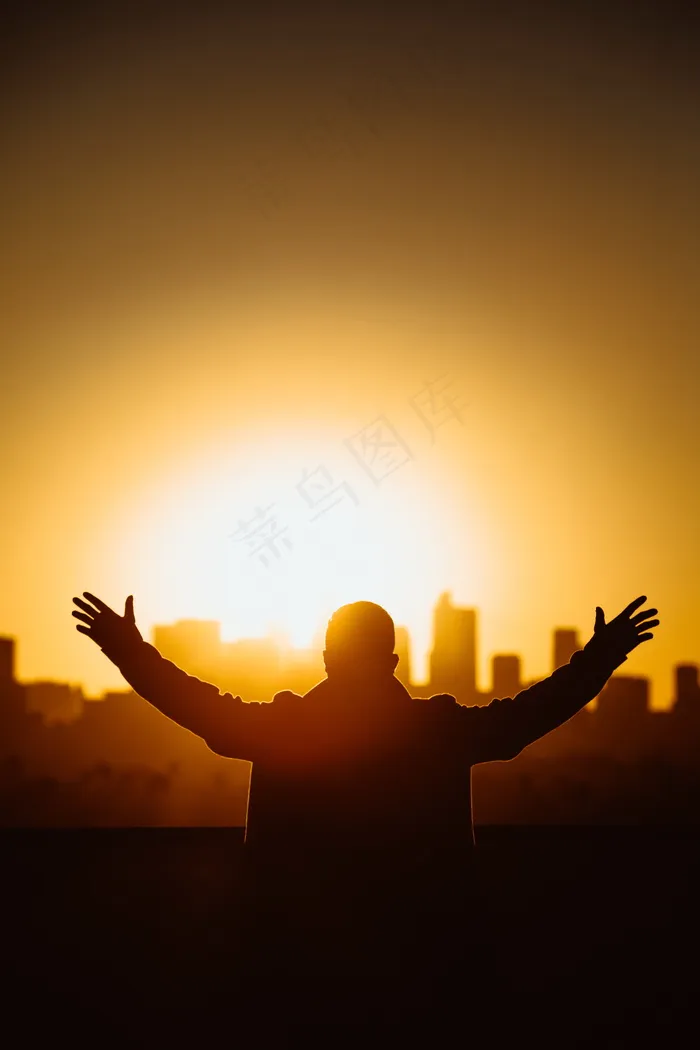 黄昏人物半剪影图片