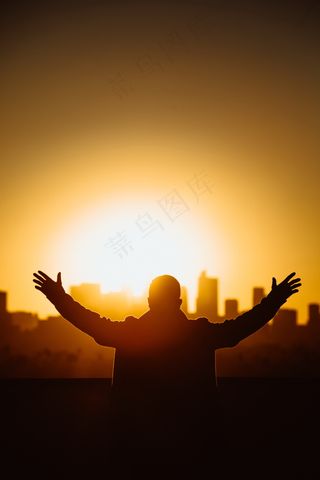 黄昏人物半剪影图片