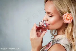 闻香水的性感美女