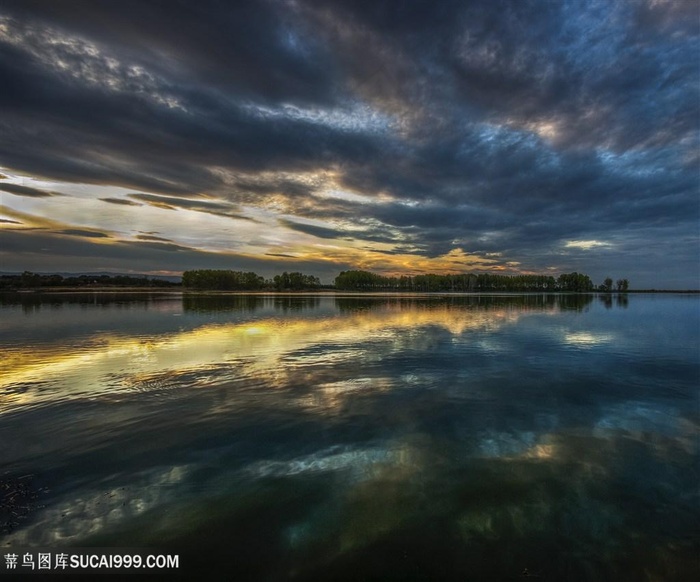 层层叠叠乌云下的水面倒影高清