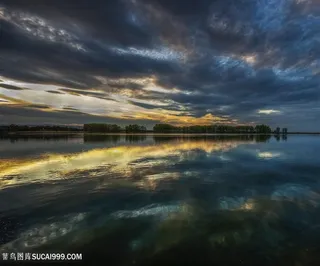 层层叠叠乌云下的水面倒影高清