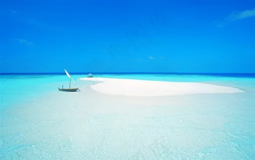 碧海蓝天小帆船