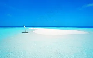 碧海蓝天小帆船