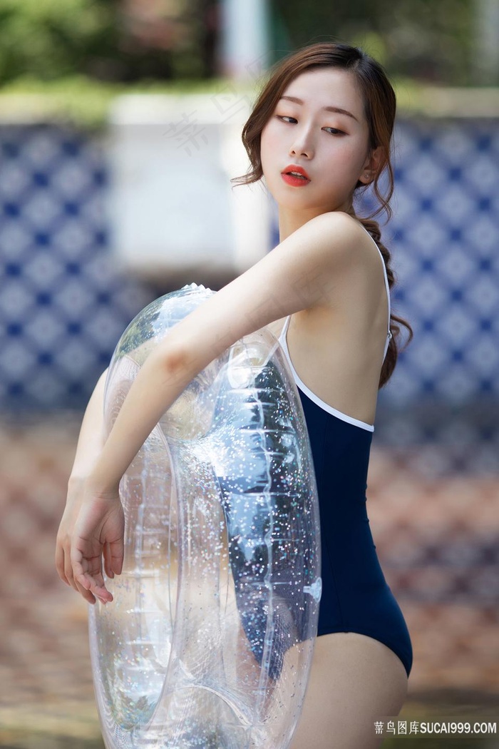 晓琦抱着泳圈的泳装美女图片