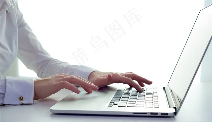 在键盘上打字的手高清图片