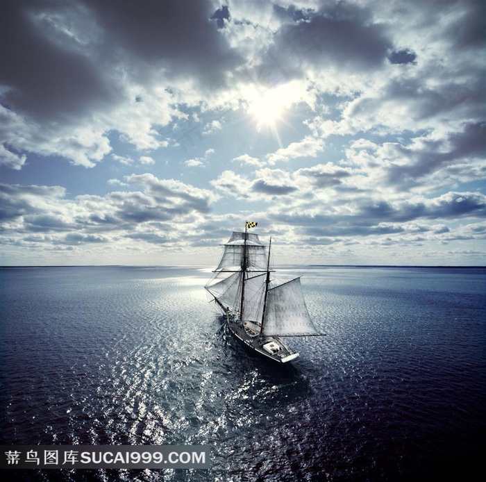 航行的帆船大海图片素材