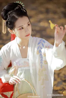 银杏树下古装美女写真图片