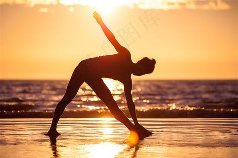 海滩上做瑜伽的美女高清图片