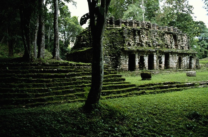 绿草地上的古建筑遗址