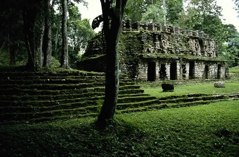 绿草地上的古建筑遗址 绿草地上的古建筑遗址