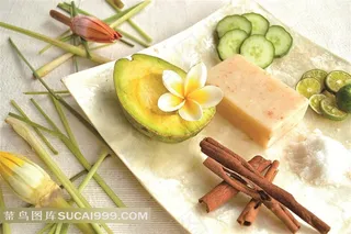桌上的鲜花蔬果香料肥皂和鸡蛋花