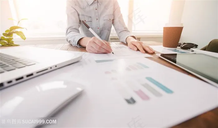 工作记录表格的商务人士高清图