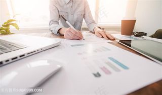 工作记录表格的商务人士高清图