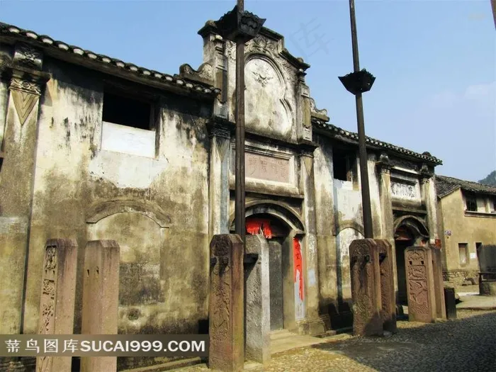 蓝天下的古代建筑物