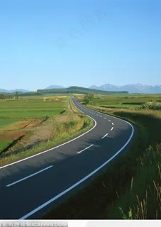 蓝天下的绿色农田和水泥公路 蓝天下的绿色农田和水泥公路