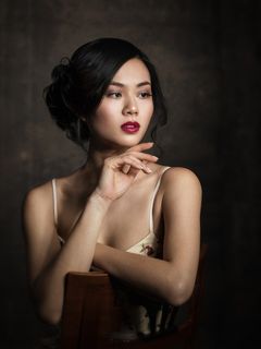 凳子上穿吊带装的欧美美女肖像艺术写真图片