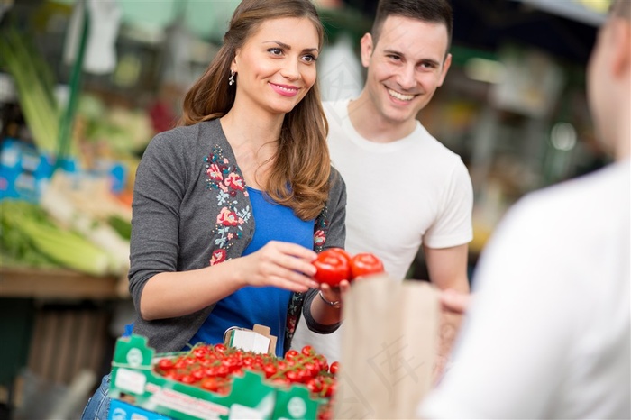 市场买蔬菜的夫妻高清图