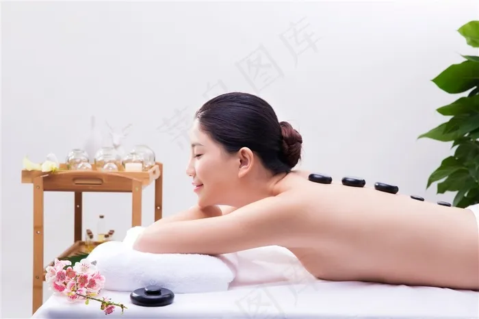 在做火山石的美女高清图