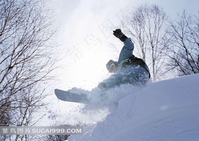 冲向下坡的滑雪爱好者