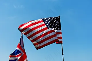 美国旗帜迎风飘扬图片