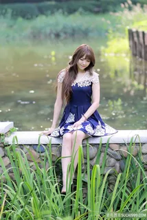 坐在围墙上的韩国美女李恩慧图片 坐在围墙上的韩国美女李恩慧图片