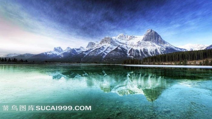 美丽的雪山湖景色