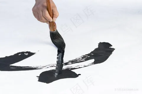 书法家正在毛笔字写字的毛笔特写