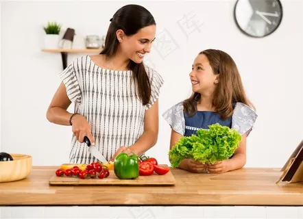 微笑切菜的妈妈和可爱女儿