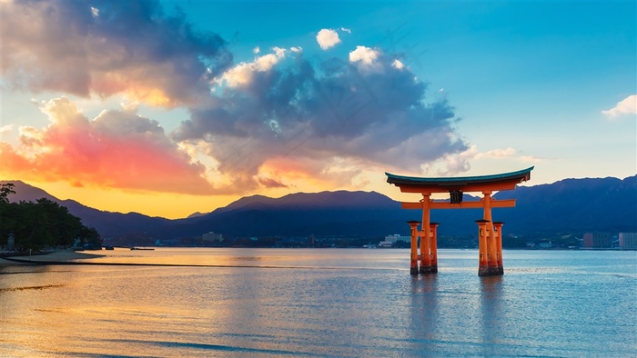 黄昏湖畔日本鸟居风景图片