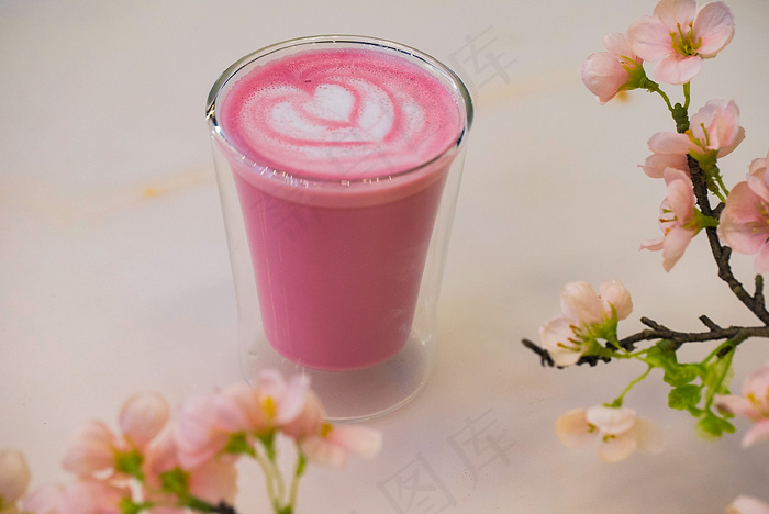 清爽夏季果汁饮品摄影照片