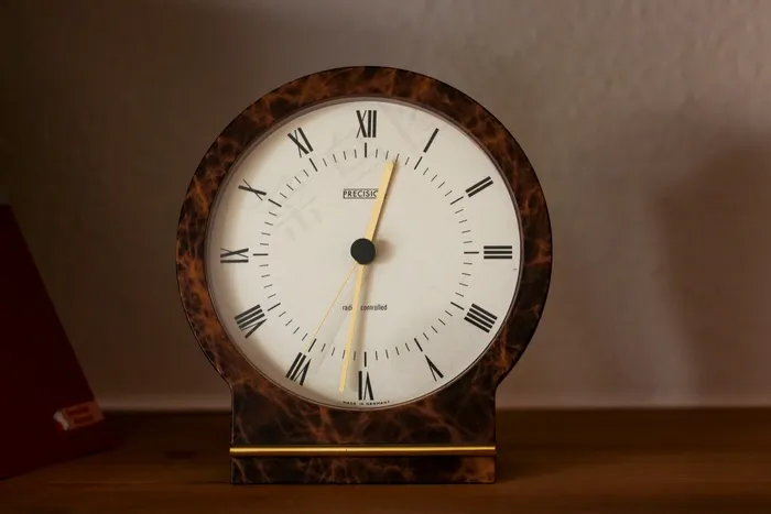 复古站立时钟图片