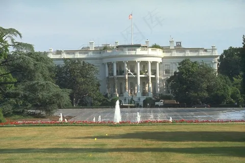 天空下欧式建筑物前的草坪