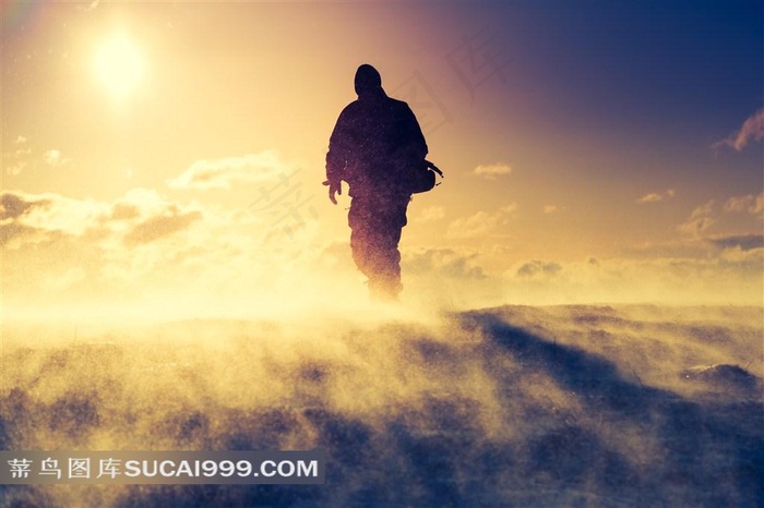 飞扬尘土中的男子剪影高清图片