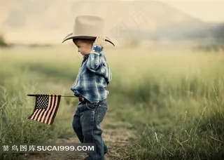 拿着美国国旗的可爱小男孩