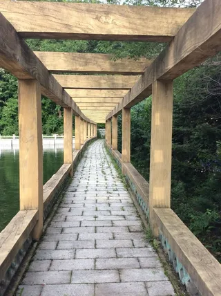 玉石板铺地的木质回廊