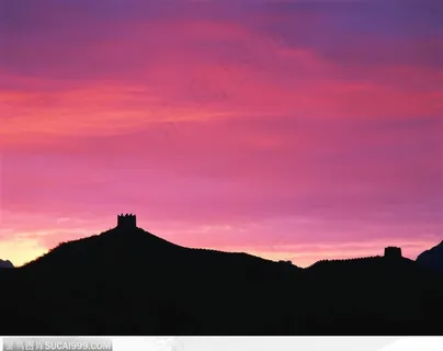 晚霞下崇山峻岭上的远处角度长城